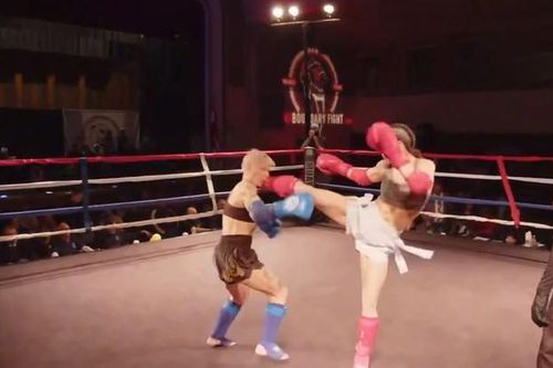 Nữ võ sĩ vờ chạm găng rồi tung 2 cú đá hạ knock-out đối thủ sau 6 giây