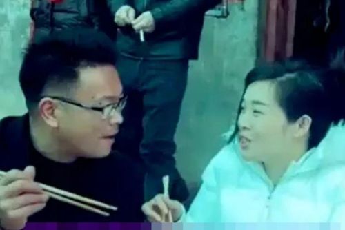 Ăn tiệc bất ngờ gặp lại chồng cũ sau 6 năm, câu nói của người phụ nữ khiến cả bàn 'dậy sóng'