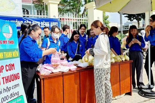Ấm lòng từ những hộp cơm yêu thương
