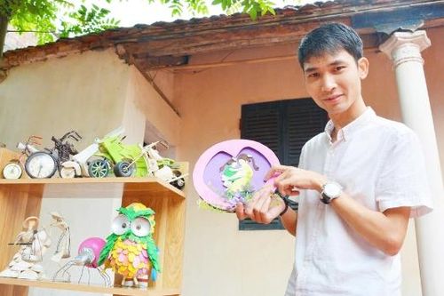 Chàng trai khuyết tật biến rác thành sản phẩm nghệ thuật