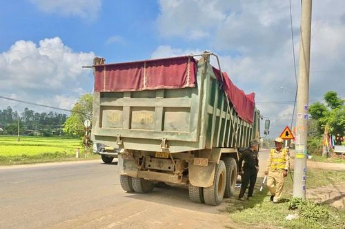 Xử lý nghiêm xe ben chở đất gây mất an toàn giao thông