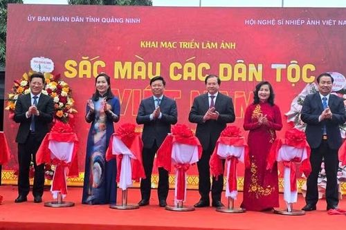 Triển lãm ảnh nghệ thuật 'Sắc màu các dân tộc Việt Nam'