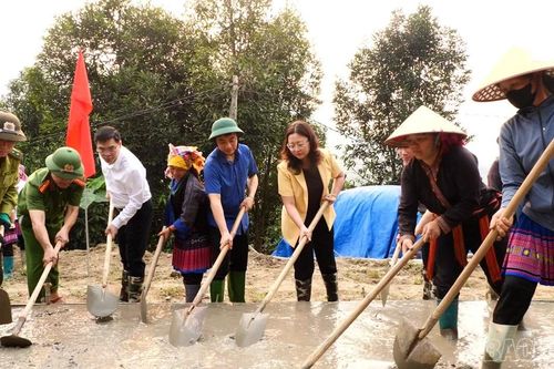 Phó Bí thư Tỉnh ủy, Chủ tịch Ủy ban MTTQ Việt Nam tỉnh Giàng Thị Dung dự Lễ phát động phong trào xây dựng đường giao thông nông thôn tại xã Phong Dụ Thượng