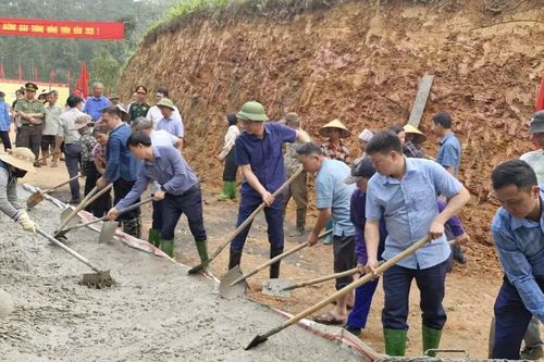 Phó Bí thư Tỉnh ủy Nguyễn Thế Phước dự Lễ phát động ra quân làm đường giao thông nông thôn tại xã Hưng Khánh