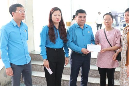Liên đoàn Lao động tỉnh thăm hỏi đoàn viên công đoàn bị thương nặng do ảnh hưởng dông lốc ở phường Nghĩa Lộ