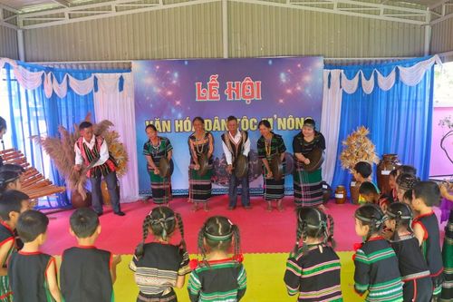 Để nhịp chiêng mãi ngân vang
