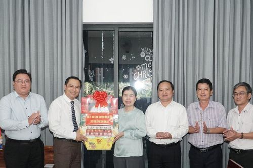 Đoàn công tác tỉnh Lâm Đồng chúc mừng Lễ Phục sinh của đồng bào Công giáo và Tin lành