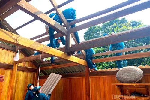 Trung Hà huy động lực lượng hỗ trợ nhân dân khắc phục hậu quả giông lốc