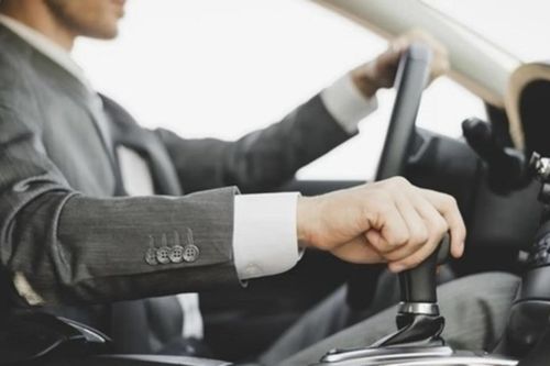 7 sai lầm nguy hiểm khi lái xe số tự động