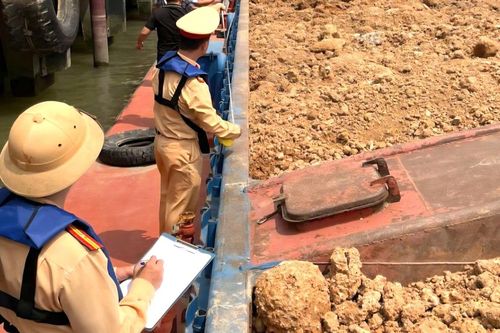 Ninh Bình: Phát hiện tàu chở 700m³ đất san lấp không hóa đơn trên sông Hồng