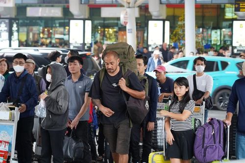 Doanh nghiệp hàng không, du lịch tìm cách vượt 'bão' chi phí
