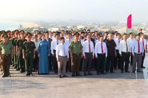 Gia Lai: Dâng hương hoa tượng đài Chiến thắng Núi Bà và Đền thờ Anh hùng Liệt sĩ xã Cát Tiến