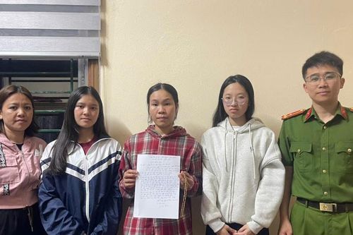 Hai nữ sinh nhặt được dây chuyền vàng, nhờ công an tìm lại người đánh mất