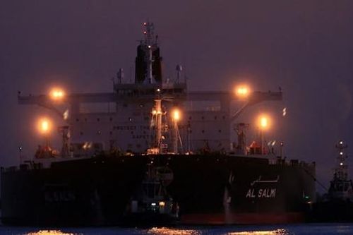 Siêu tàu chở 320.000 tấn dầu thô của Kuwait trúng hỏa lực, bốc cháy