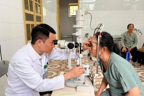 Hơn 1.000 người dân tại Hải Phòng được khám sàng lọc và tư vấn các bệnh về mắt