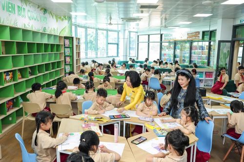 Họa sĩ Văn Dương Thành truyền cảm hứng nghệ thuật cho học sinh, lan tỏa 'Ngôi nhà mơ ước 2026'
