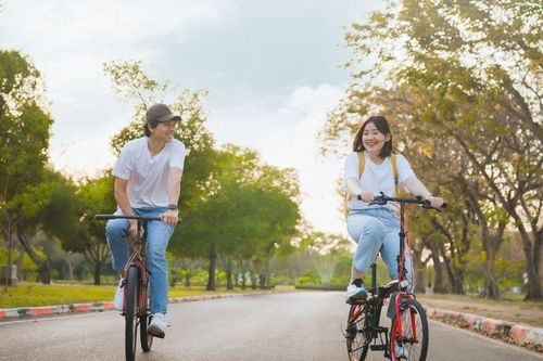Không còn ăn tối sang chảnh, không đi cà phê, nhiều cặp đôi chọn cùng nhau chạy xe khắp phố, vừa kiếm tiền vừa giữ lửa tình yêu