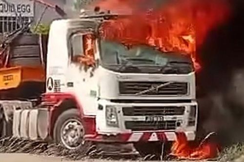 Xe tải bốc cháy dữ dội, người cha kịp thời thoát được, quay lại thì thấy con trai 4 tuổi đã tử vong thương tâm