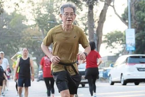 Sau ngày vợ mất, ông lão 66 tuổi mang theo di ảnh chạy suốt 2.200 km chỉ để giữ lời hứa khiến ai nghe cũng lặng người