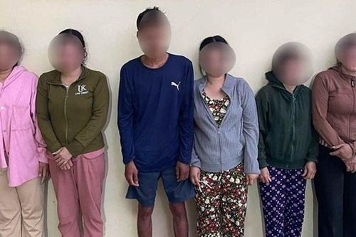 Công an đột kích xới bạc, tạm giữ nhiều phụ nữ đánh bài thắng thua bằng tiền ở TPHCM