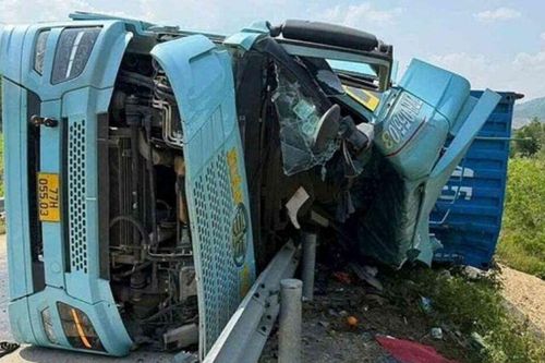 Xe container đè trúng xe máy, 3 người tử vong: Hiện trường thảm khốc hé lộ nguyên nhân ban đầu tai nạn