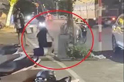 Nam sinh bị hành hung trên phố Hà Nội: Công an truy tìm thêm nghi phạm