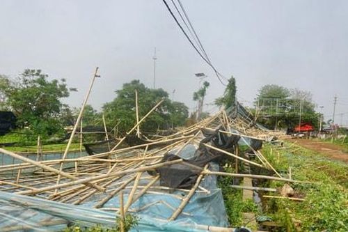 Hà Nội ghi nhận nhiều thiệt hại do mưa dông