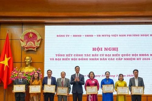 Phường Ngọc Hà: Khen thưởng tập thể, cá nhân xuất sắc trong công tác bầu cử