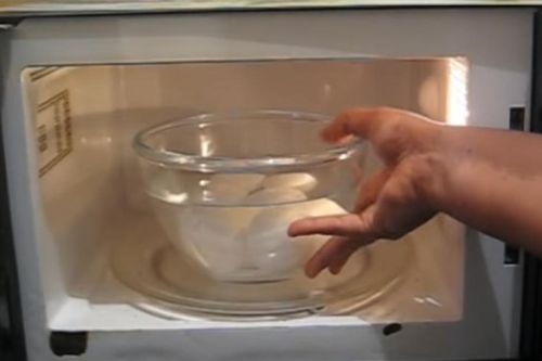 Mách bạn mẹo luộc trứng bằng lò vi sóng nguyên vỏ mà không bị nổ
