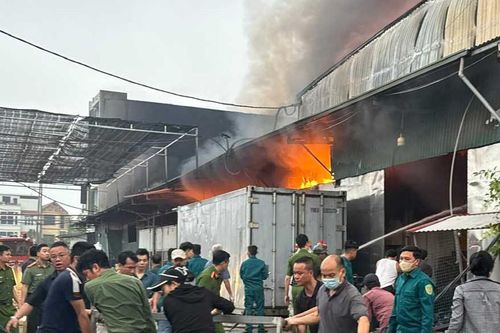Hà Nội: Huy động 12 xe chữa cháy dập lửa tại xưởng bánh kẹo rộng 700m² ở Hương Sơn