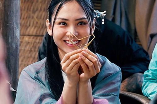 Hoa hậu Mai Phương chạm ngõ điện ảnh nhờ một clip 'vừa chính chuyên, vừa quyến rũ'