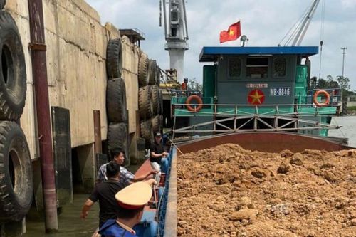 Ninh Bình: Phát hiện tàu chở 700m³ đất không rõ nguồn gốc trên sông Hồng