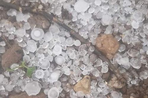 Mưa đá rào rào ở Cao Bằng