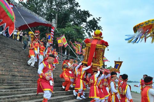 Rộn ràng lễ hội làng Bát Tràng