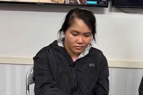 Người phụ nữ lộ vẻ bất thường và bí mật trong túi xách