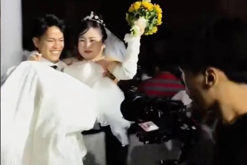 Chú rể bất ngờ bế bổng cô dâu TP.HCM lên sân khấu trong lễ cưới