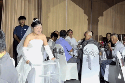 Cô dâu TP.HCM mắc bệnh hiếm, tập tễnh vào lễ đường