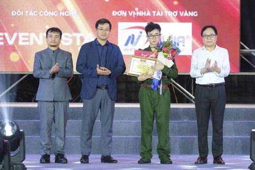 Kiều Vũ Nhật Anh đoạt giải 'Nam ca sĩ được yêu thích nhất' tại Búp Sen Vàng
