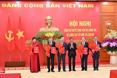 Công bố Quyết định của Bộ Chính trị về công tác tổ chức và cán bộ đối với 5 cơ quan