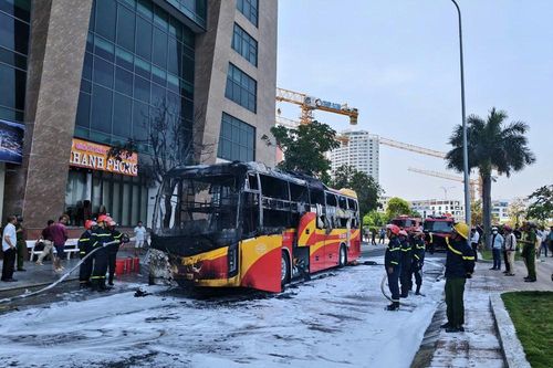 Khánh Hòa: Xe khách giường nằm bị thiêu rụi sát cầu Trần Phú, Nha Trang