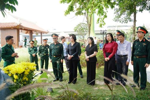Phó Thủ tướng Phạm Thị Thanh Trà dâng hương tại Bến phà II Long Đại