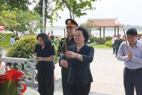Phó Thủ tướng Phạm Thị Thanh Trà dâng hương Khu tưởng niệm 16 thanh niên xung phong tại bến phà Long Đại II
