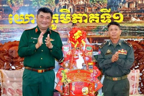 Tư lệnh Quân khu 7 thăm chúc Tết cổ truyền Chol Chnam Thmay tại Campuchia