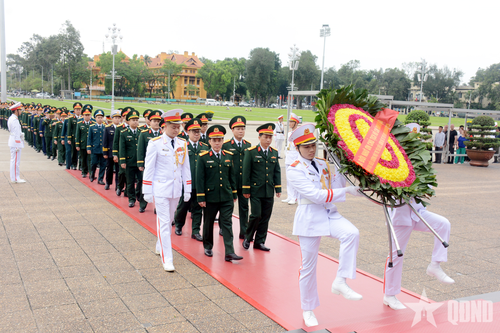 Đoàn đại biểu Gương mặt trẻ tiêu biểu toàn quân năm 2025 vào Lăng viếng Chủ tịch Hồ Chí Minh