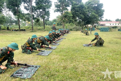 Rèn chí trong nắng lửa thao trường