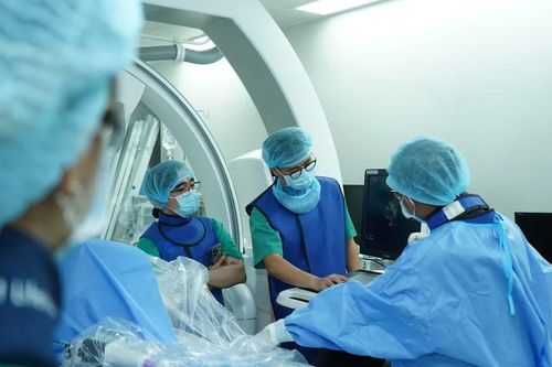 Kỹ thuật mới điều trị tắc động mạch chi cho người cao tuổi