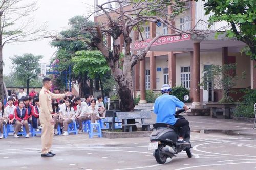 Hướng dẫn kỹ năng lái xe an toàn cho hơn 1.000 học sinh