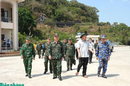 Bộ Quốc phòng kiểm tra, làm việc tại đảo Hòn Khoai