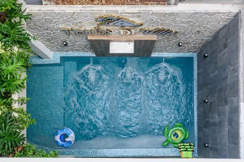 Nhà trong hẻm có hồ bơi vừa sáng vừa thoáng