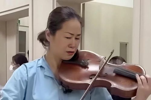 Hàng triệu người xem nữ bệnh nhân chơi đàn ở Bệnh viện Bạch Mai